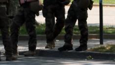 Varios soldados, en el parque de Annecy (Francia) donde ha ocurrido el ataque contra varias personas, entre ellas niños.