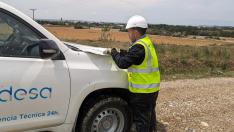 Un técnico de Endesa trabaja en la reposición del servicio eléctrico en la zona afectada de Uncastillo y Luesia, este domingo.