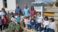Los niños con el presentador del tiempo en su estación meteorológica.