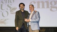 Ángel Conde, propietario del restaurante El Chalet de Zaragoza, recogió el premio de manos de Enrique Torguet, director de Comunicación de Ambar,