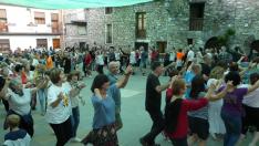 Baile colectivo durante la celebración del festival Danspirenaika en Aragüés del Puerto.