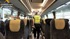 La Guardia Civil de Aragón intensifica los controles de autobuses por la Operación Verano.