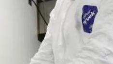 Un científico investiga sobre gripe aviar en un laboratorio.