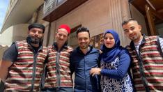 Los sirios Ahmad Tabakh y Bayan Mawaldi, con el resto del personal del Castillo de Alepo en Zaragoza