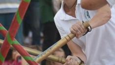 Las nuevas Danzantes, con los palos, en el multitudinario último ensayo.