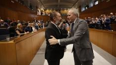 Segunda sesión del pleno de investidura de Azcón en las Cortes de Aragón: Jorge Azcón recibe la felicitación de Javier Lambán
