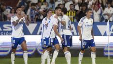 Los jugadores del Real Zaragoza celebran el 1-0 logrado por Maikel Mesa ante el Villarreal B en el minuto 56.