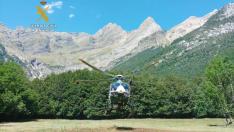 Intervención del helicóptero de la Guardia Civil para un rescate en ibón de Marboré, en Bielsa.
