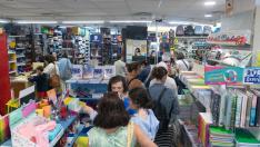 Compra de material escolar en una librería de Zaragoza.