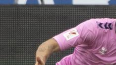 Germán Valera pugna por hacerse con el balón con Íñigo Piña, defensa del Eldense.
