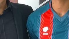 Ángel Martín González, director deportivo de la SD Huesca, y el delantero Jovanny Bolívar.