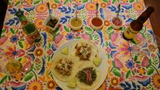 Surtido de tacos con los distintos picantes que se ofrecen para su degustación en Bravo México