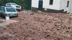 Las calles de Tosos se llenan de piedras tras una fuerte tormenta