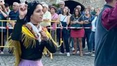 Baile del Biello Sobrarbe en la plaza Mayor de Aínsa.