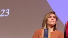 Yasmina Praderas ha recibido el Premio Pan y Rosas de manos de la alcaldesa de Huesca, Lorena Orduna.