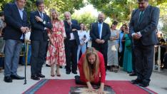 Luz Gabás impuso sus manos en el paseo de las Estrellas