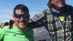Tomás Urzanqui, de 80 años, y su hijo José, este miércoles en la cima de Monte Perdido.