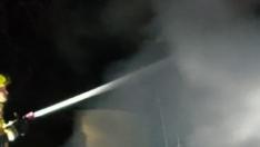 Bomberos del parque de Barbastro, en la extinción del incendio.