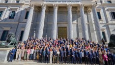 Foto de familia del líder del PP, Alberto Núñez Feijóo, con todos sus diputados y senadores en la escalinata de la puerta de los Leones