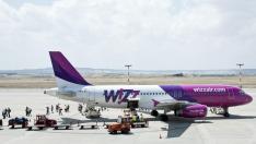 avión de Wizz Air en el aeropuerto de Zaragoza.