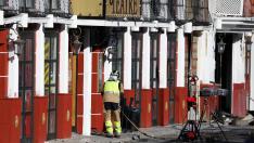 Bomberos de Murcia trabajan frente al Teatre, en la zona de ocio de Las Atalayas, donde ocurrió el incendio.