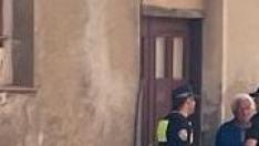 Agentes de la Policía Local delante de la puerta del número 6 de la plaza de San Félix y San Voto este lunes.
