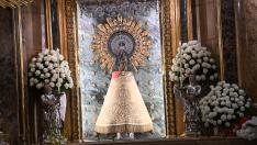 Virgen del Pilar con el solideo ofrecido por un eclesiástico.
