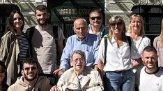 Un ferroviario de 92 años que vivió y trabajó en la estación de Canfranc vuelve 56 años después para conocerla como hotel.