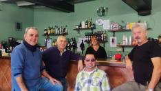 Pilar Marruedo, gestora del bar de Moscardón, con cuatro vecinos del pueblo que son clientes y lo visitan casi todos los días.