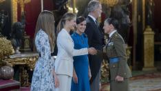 La princesa Leonor saluda a su tutora en la Academia, teniente coronel Margarita Pardo de Santayana, en el besamanos en el Palacio Real tras la jura de Constitución en el Congreso de los Diputadose, el 31 de octubre.