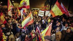 Protesta contra la amnistía celebrada este lunes por la tarde ante la sede del PSOE en Zaragoza