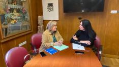 Tomasa Hernández y Lorena Orduna durante la reunión mantenida este jueves en el despacho de la alcaldesa.
