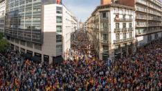 Panorámica de la manifestación en Zaragoza contra la amnistía, ocupando la calle Alfonso y el Coso.