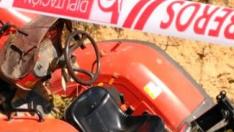 El tractor ha sido anclado por los bomberos ante la amenaza de vuelco.