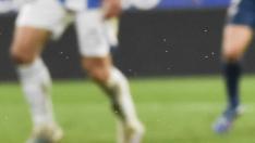Hugo Vallejo a punto de enviar un balón en el partido contra el Espanyol, el último en casa.