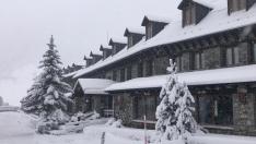 Una imagen tras la nevada del hotel de los Llanos del Hospital, donde está la estación de esquí nórdico.