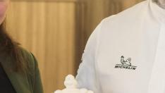 La directora de sala, Ana Acín, y el jefe de cocina, Eduardo Salanova, ya lucen orgullosos la estrella Michelin del Canfranc Express.
