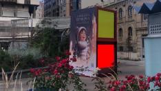 Dos de los cubos instalados en la plaza de Salamero que emitirán imágenes navideñas en Zaragoza.