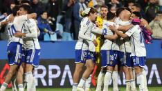 Los futbolistas del Real Zaragoza se abrazan y felicitan al término del partido ante el Leganés, que ganaron por 1-0.