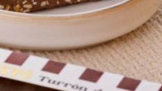 Turrón de praliné de chocolate con trozos de maíz, palomitas y caramelo de la aragonesa Lacasa.