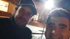 Un aficionado, en un selfie con Fernando Alonso en Alcañiz.