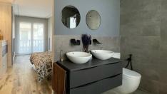 Un baño integrado en una habitación en una vivienda de Zaragoza.