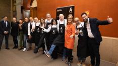 Los chefs de estrella Michelin que participaron y colaboradores tras el servicio.