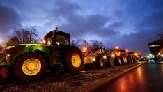 Una columna de tractores se dirige a Berlín para mostrar su rechazo a las políticas agrarias de su Gobierno y de la UE.