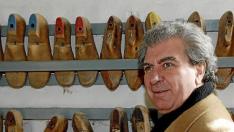 César Antonio Molina, en la zapatería de la antigua Beneficencia, donde se ubicará el futuro museo.