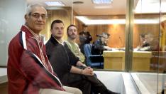 Los presuntos miembros de los GRAPO Israel Clemente López (c), Jorge García Vidal (d) y Juan García Martín