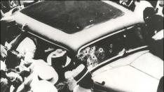 Una multitud congregada alrededor del sedan de los famosos fugitivos Bonnie Parker y Clyde Barrow, después de la emboscada que acabó con sus vidas en 1934