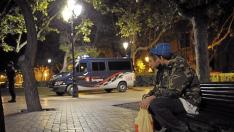 La Policía advierte a los jóvenes durante la primera noche de prohibición del botellón