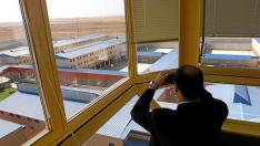 Un funcionario vigila desde la torre las instalaciones del centro penitenciario de Zuera.