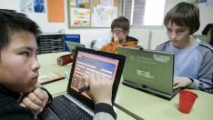 Unos niños manejan sus pizarras digitales en el colegio zaragozano